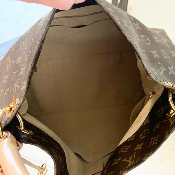 Authentic Louis Vuitton Artsy MM Handbag - Picture 9 of 17